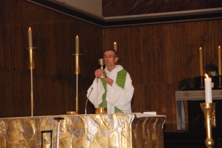 L'abbé Laurent durant l'offertoire