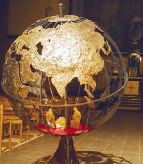 Globe terrestre avec la crêche au centre