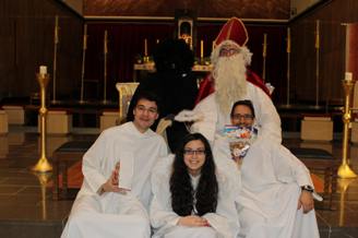 St Nicolas, le p�re Fouettard et les jeunes de la paroisse