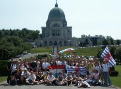 Le groupe de Luxembourgeois presque au complet devant le Sanctuaire de St Joseph