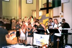 Les jeunes du sacr�-Coeur montrent comment chanter Hevenu Shalom en h�breux, allemand, fran�ais, luxembourgeois et portuguais