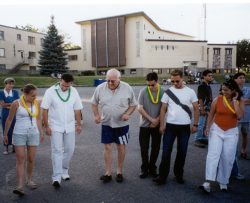 Un paroissien de St Claude montre comment dansent les Qu�becois